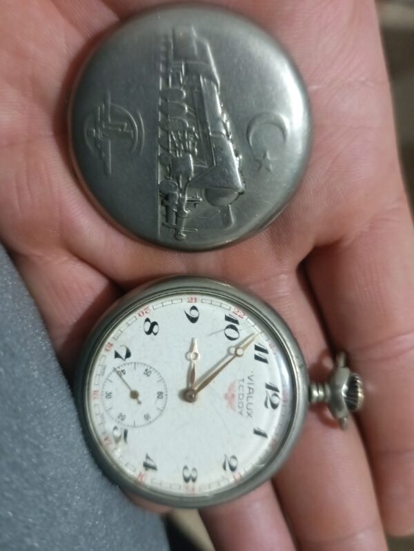 Vialux tcddy antika köstekli saat en eski modelidir rahat 200 yılı var. Bu saati kaçırmak istemezsiniz. İhtiyaçtan satıyorum, dedemin dedesinden kalma